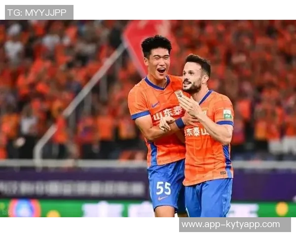 泰山外援瓦科携家人欢庆圣诞节合影留念尽享巴黎美好时光