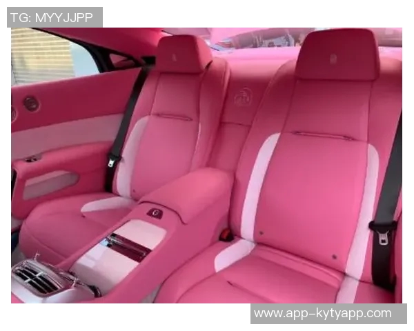 WNBA球星里斯炫耀新座驾芭比粉色与星空顶的完美结合