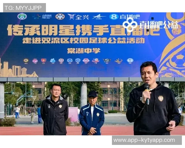 直播吧公益携手杨晨等12名老甲A球星走进成都校园助力青少年足球梦想
