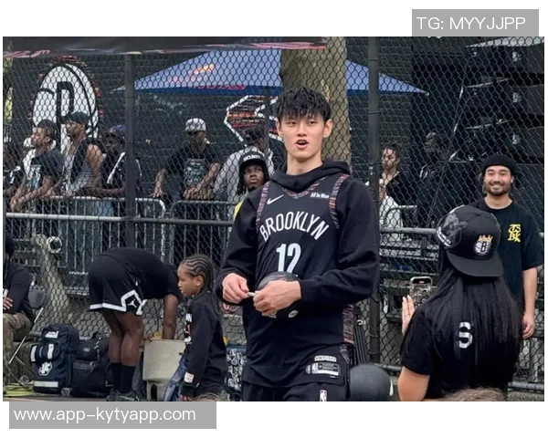 周琦儿子糊糊与曾凡博亲密互动温馨瞬间引发关注